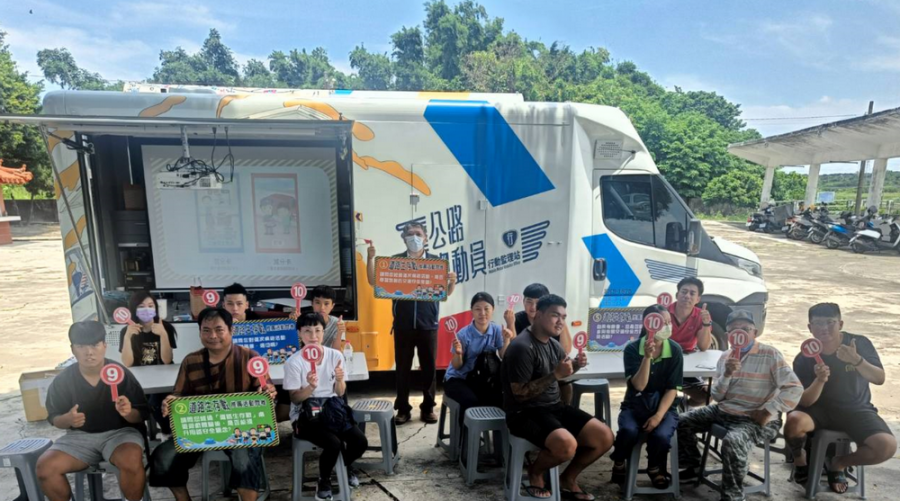高雄區監理所數位行動監理車 開往阿蓮區服務