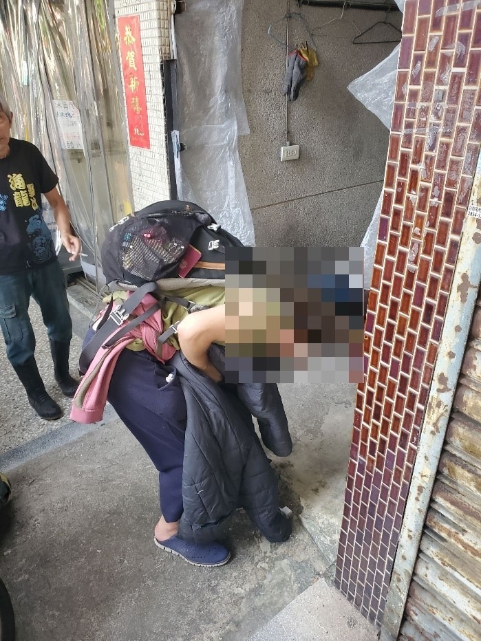 陳員頂著豔陽陪同奧籍遊客找到背包。(記者薛秀蓮翻攝)