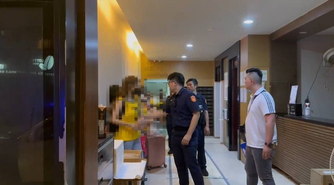現場查獲旅館現場呂姓負責人及應召站陳姓經紀人等2人、男客9人及應召女子12人,全案共計查獲23人,並當場查扣不法所得及相關證物。(記者薛秀蓮翻攝)