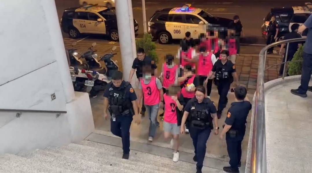 中山分局專案小組掌握相關事證後向臺北地方法院聲請搜索票獲准,於6月14日持搜索票前往查緝。(記者薛秀蓮翻攝)