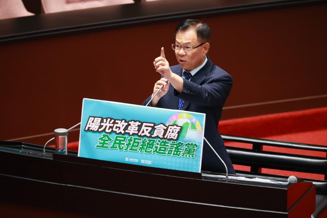 質詢台上擺著「陽光改革反貪腐」、「全民拒絕造謠黨」手卡,張啓楷一上台,就質疑卓揆跟民進黨現在是否「恐懼改革」、「選擇失憶」?(圖/張啟楷國會辦公室提供)