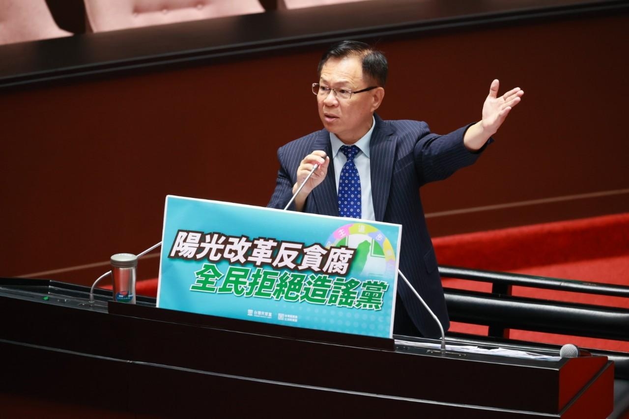張啓楷質問卓揆,「結果現在民進黨反監督、反民主!」。(圖/張啟楷國會辦公室提供)