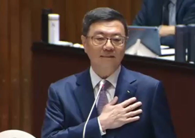 張啓楷不滿卓榮泰回應,要卓揆「摸著良心講話」。而卓也不甘示弱,真的把右手貼近左胸,一副嬉皮笑臉模樣。(圖/張啟楷國會辦公室提供)
