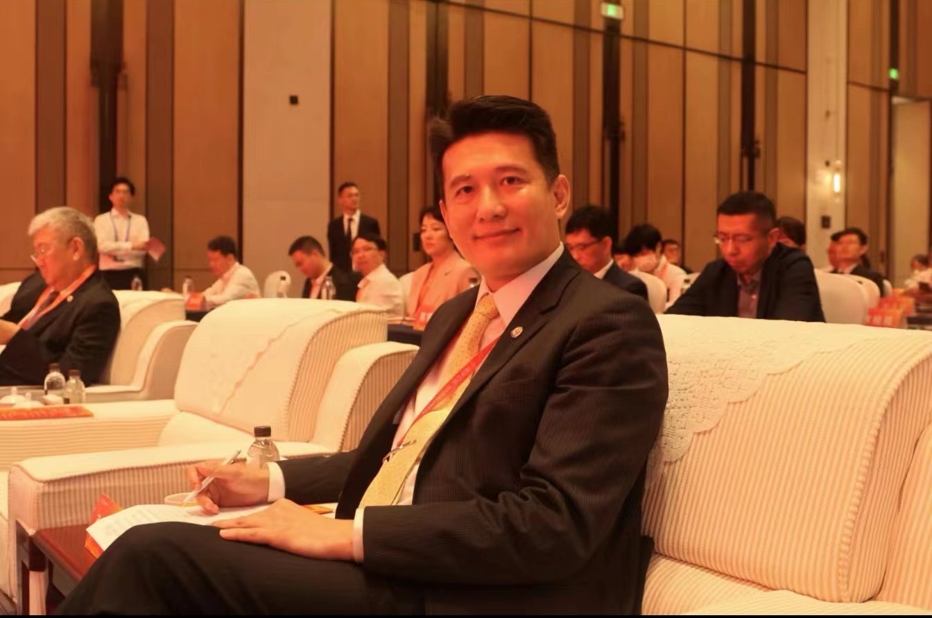 赴陸交流被貼紅標籤,張凱鈞霸氣回應,愛台灣並非是民進黨與其附屬組織的專屬品。(圖/張凱鈞服務處提供)
