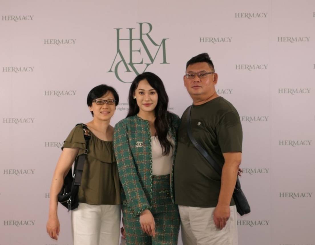『HERMACY』品牌創辦人王韡蒨的父母也親自到場祝賀。(圖/記者 黃荷琇攝)