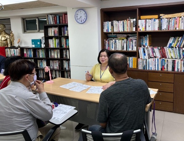 ▲李莉婷老師於紫微雲台北教室現場即時互動解盤。（紫微雲科技 提供／記者郭夢迪翻攝）