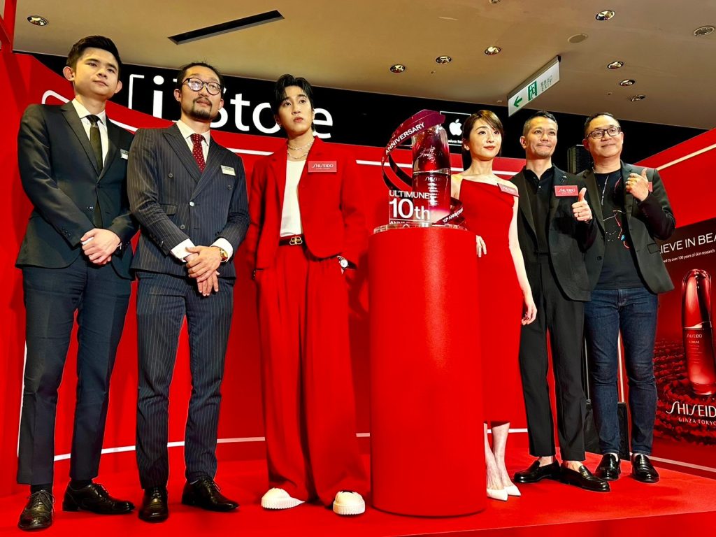 零死角仙女柯佳嬿與全方位男神婁峻碩，共同歡慶資生堂小紅瓶10周年！