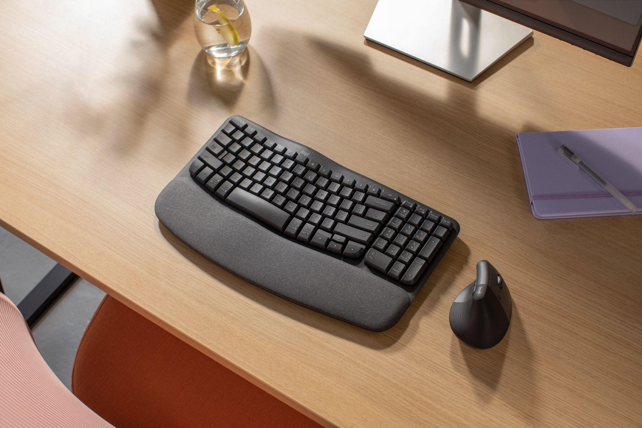 【圖四】Logitech Wave Keys 人體工學鍵盤 - 企業版，獨特波浪設計增加手腕支撐，有效減少手部壓力，提供更舒適的工作體驗。