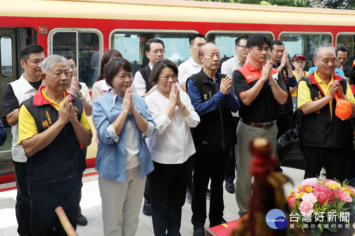 玉三聖母與玄天上帝共同於北門站登臨乘坐林鐵，並於下午抵達終站阿里山車站，為沿線祈福／嘉義市府提供