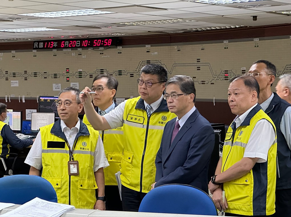 交通部長李孟諺(中右1)與台鐵公司董事長杜微(中左1)一同視察台鐵公司行控中心。(圖/台鐵提供)