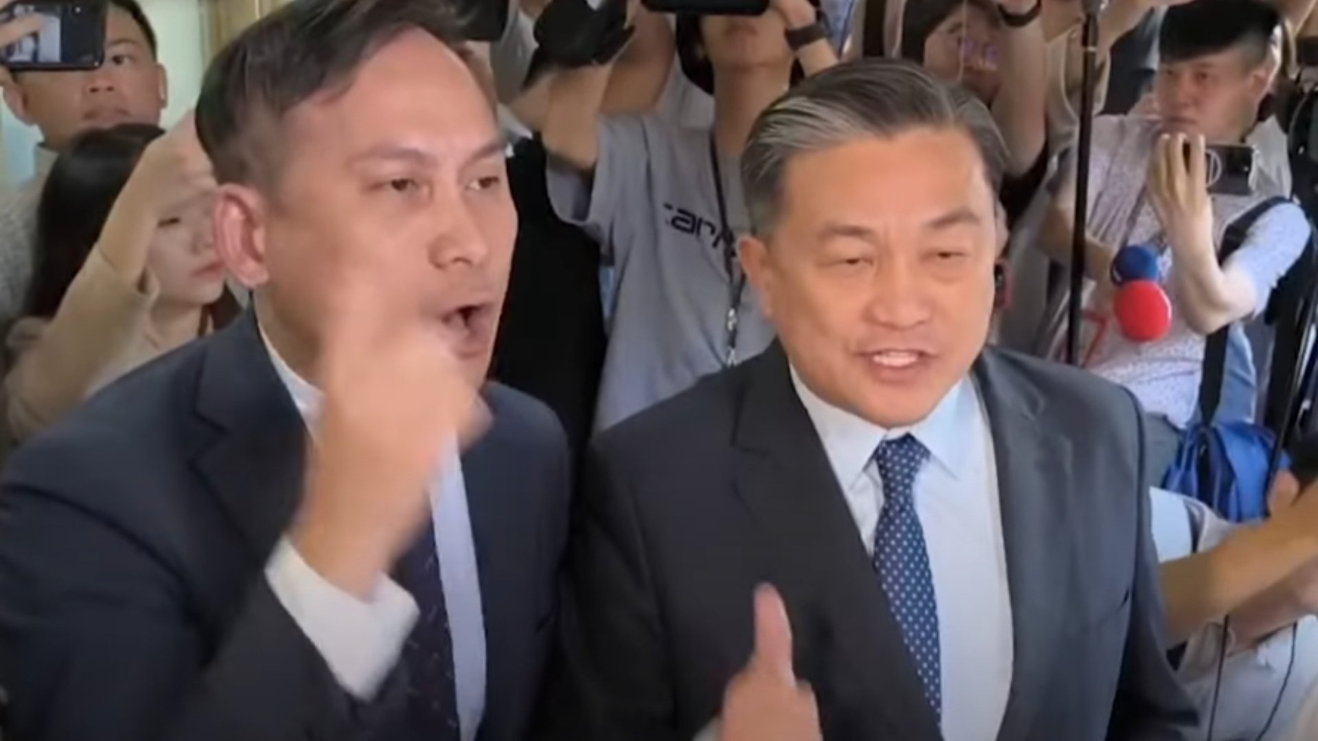 國民黨立委葉元之與民進黨立委王定宇20日在立法院爆發激烈口角,高分貝對嗆、互罵5分鐘。翻攝畫面