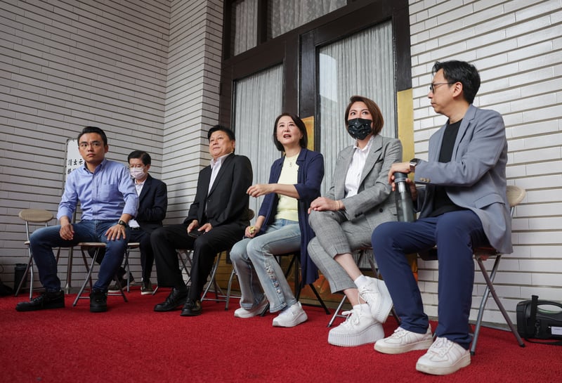 國民黨團總召傅崐萁(右4)、書記長洪孟楷(左)、副書記長王鴻薇(右3)等人20日下午在立院院會結束後,在議場前開始排班。中央社