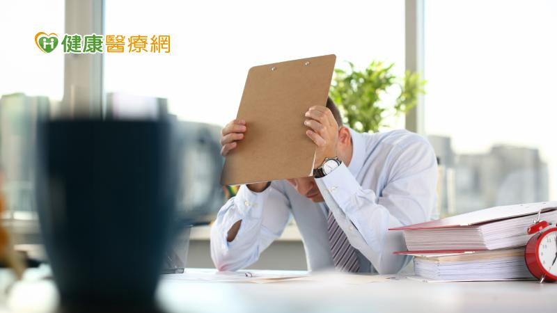 長者自殺死亡首降!中壯年卻回升且男性風險大 疑「職場三明治」壓力影響