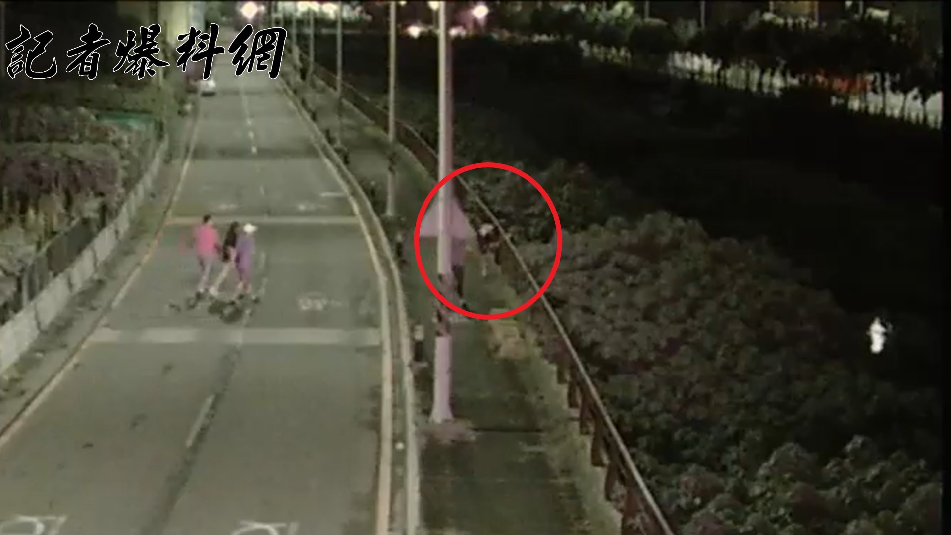 ▲中仇家埋伏遭痛毆的林男聞民眾報案，深怕通緝身分曝光，慌不擇路跳下中港大排企圖躲避查緝。（翻攝畫面）