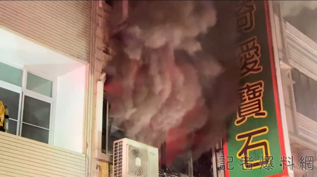 ▲屋內竄出火舌、濃煙，屋主自2樓跳下。（圖／民眾提供）