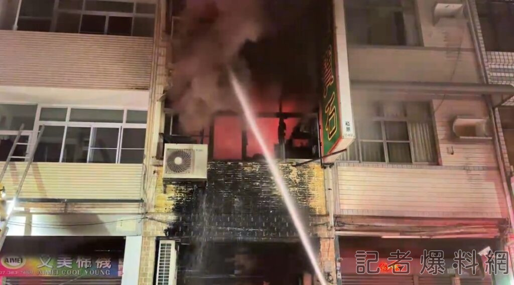 ▲屋內外已經被燒得焦黑。（圖／民眾提供）