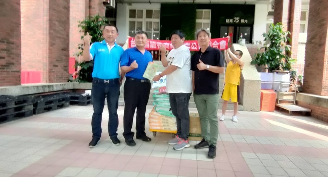 明陽中學萌貓溫暖「重刑青少年」 省寵物公會捐贈飼料