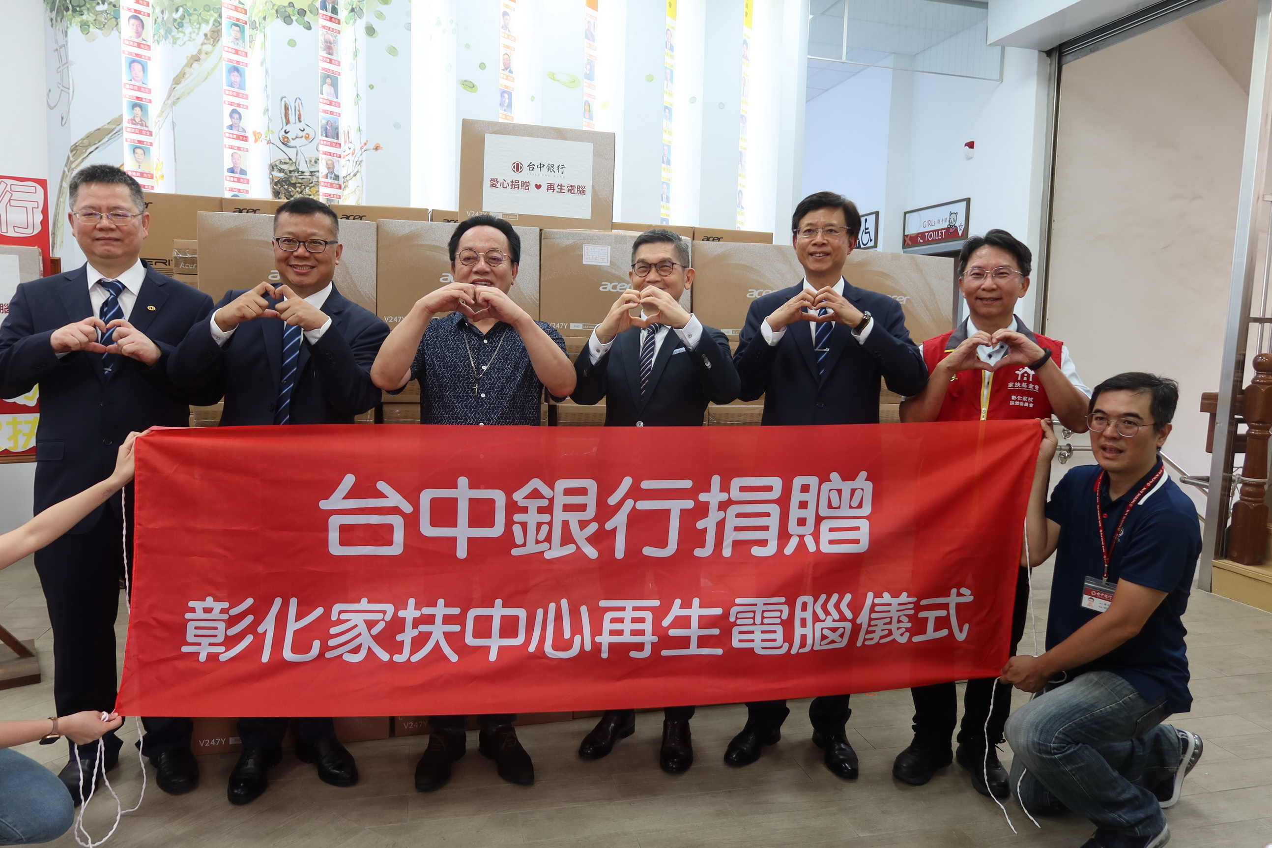 ▲愛心資源永續循環,彰化家扶中心收到台中銀行捐贈115組再生電腦,讓家扶兒數位學習不再只能盯著小小的手機螢幕,縮短數位落差。(記者張溎壕攝)