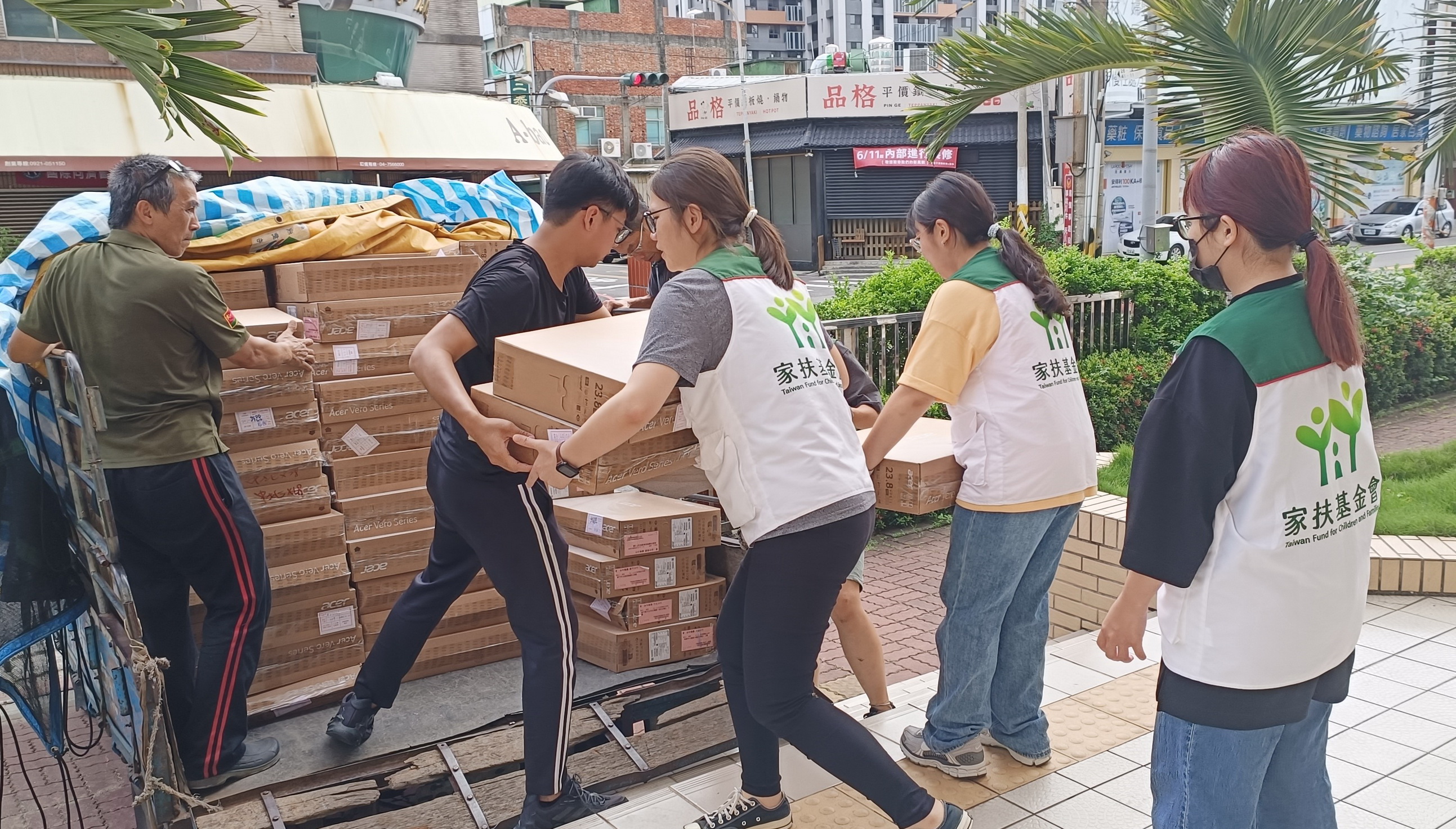 ▲愛心資源永續循環，彰化家扶中心收到台中銀行捐贈115組再生電腦，讓家扶兒數位學習不再只能盯著小小的手機螢幕，縮短數位落差。（記者張溎壕攝）