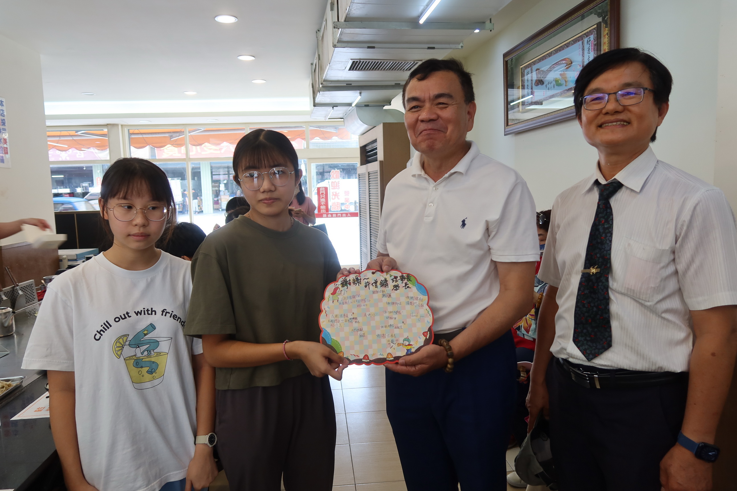 ▲國中會考成績出爐了，埔心國中校友會前理事長許增鏞在大埔鐵板燒埔心店宴請13位同學獲邀用餐，激勵學生們繼續追求卓越。（記者張溎壕攝）