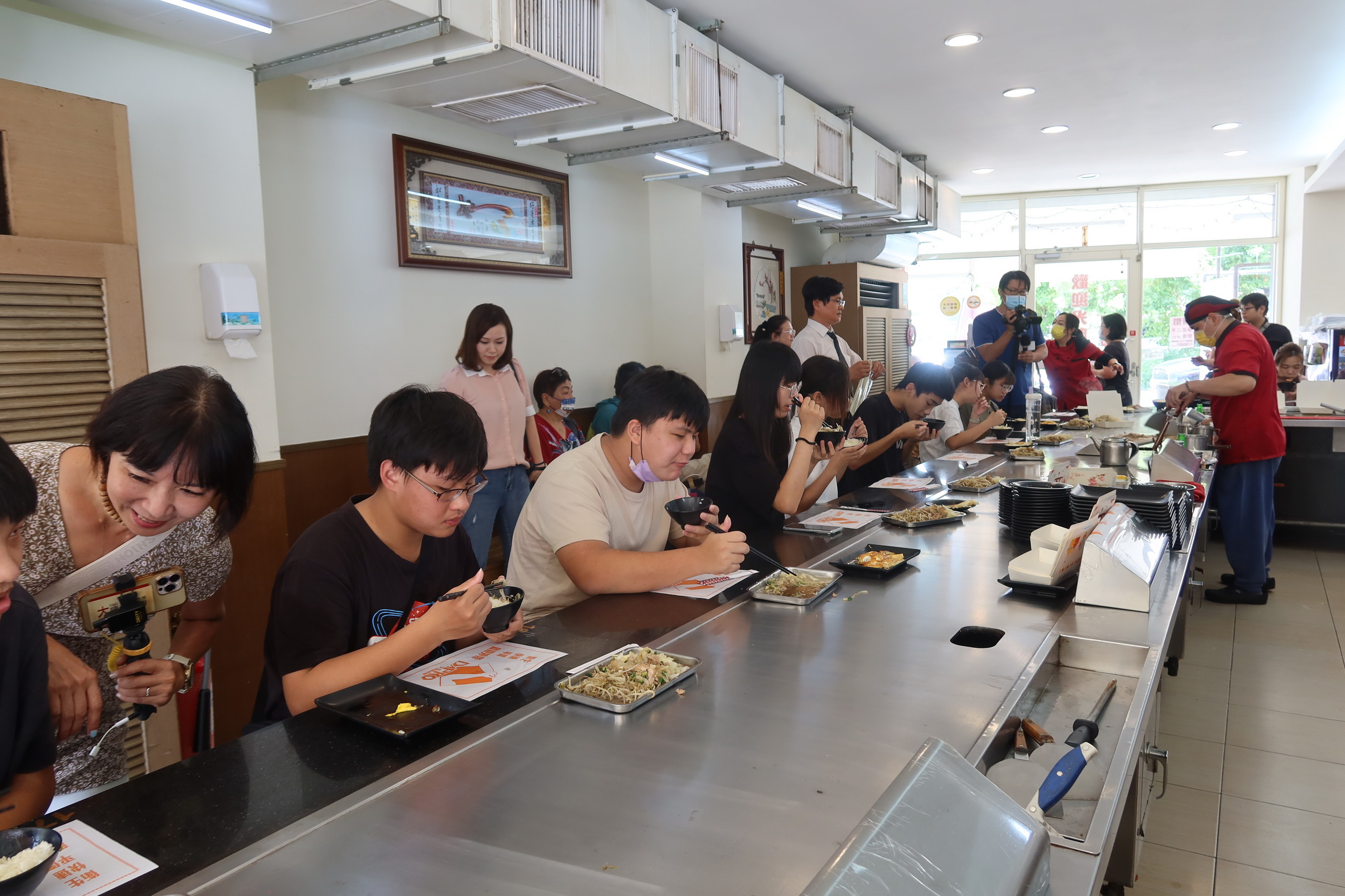 ▲國中會考成績出爐了，埔心國中校友會前理事長許增鏞在大埔鐵板燒埔心店宴請13位同學獲邀用餐，激勵學生們繼續追求卓越。（記者張溎壕攝）