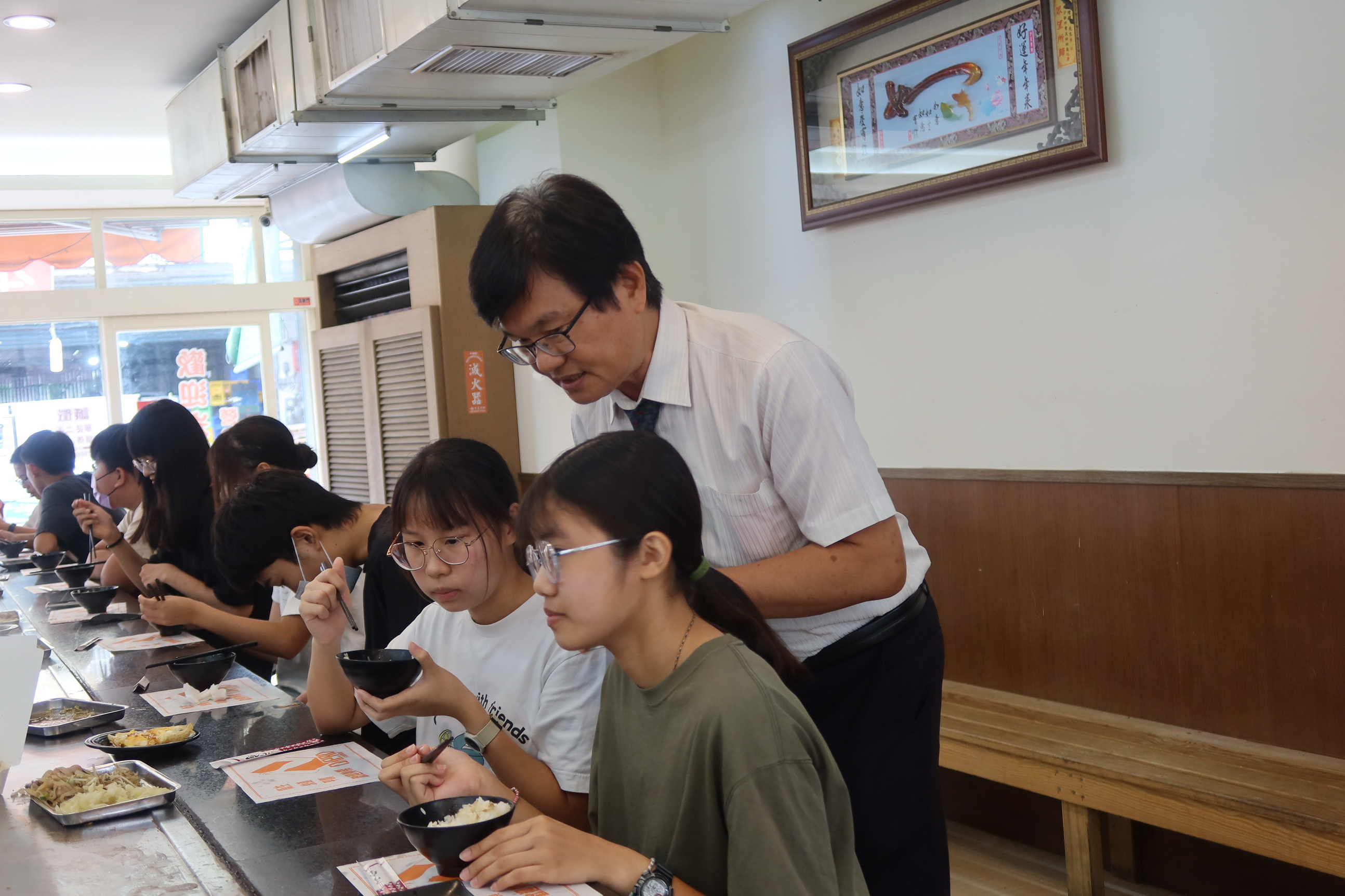 ▲國中會考成績出爐了，埔心國中校友會前理事長許增鏞在大埔鐵板燒埔心店宴請13位同學獲邀用餐，激勵學生們繼續追求卓越。（記者張溎壕攝）