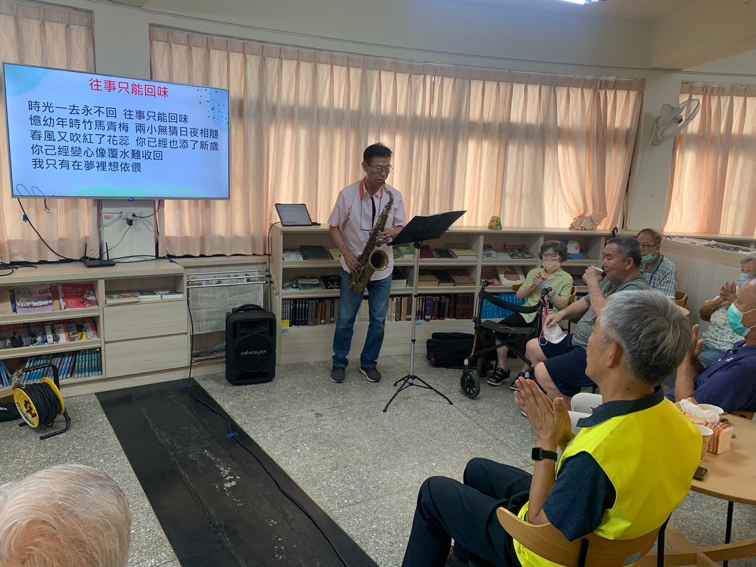 ▲彰化縣榮民服務處前處長張志範,退休後仍不忘服務精神,特地前往中彰榮家為長者們表演薩克斯風音樂,讓長輩們聽得如癡如醉。(記者張溎壕攝)