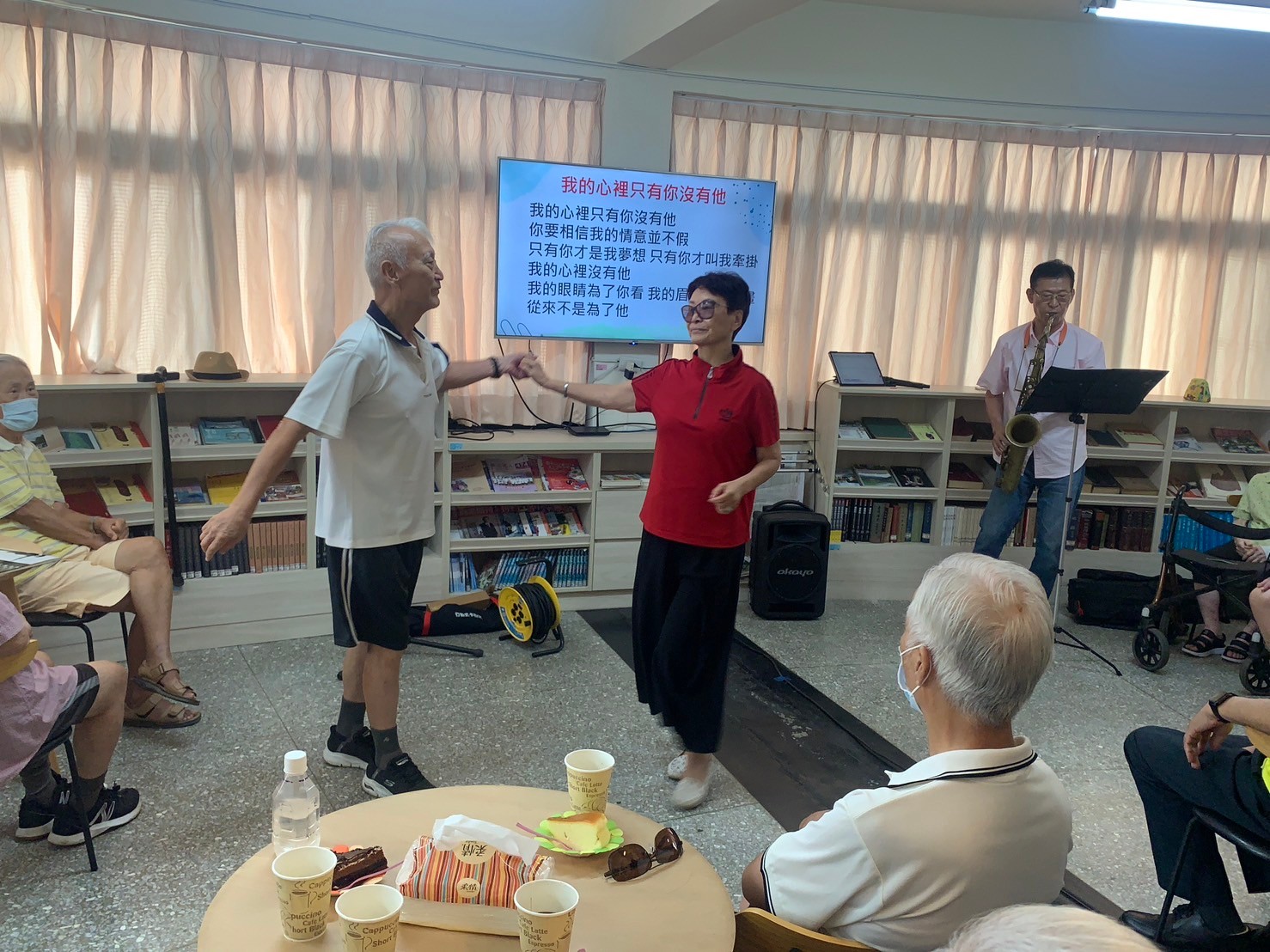 ▲彰化縣榮民服務處前處長張志範，退休後仍不忘服務精神，特地前往中彰榮家為長者們表演薩克斯風音樂，讓長輩們聽得如癡如醉。（記者張溎壕攝）