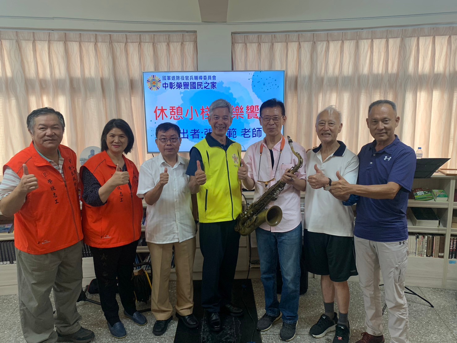 ▲彰化縣榮民服務處前處長張志範，退休後仍不忘服務精神，特地前往中彰榮家為長者們表演薩克斯風音樂，讓長輩們聽得如癡如醉。（記者張溎壕攝）