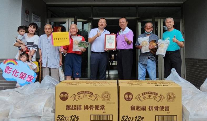 ▲奮起福米餅創辦人陳岱聲捐贈390包米餅和10大箱限定版米乖乖給彰化榮家，更讓他們感受到來自社會的深厚關懷。（記者張溎壕攝）