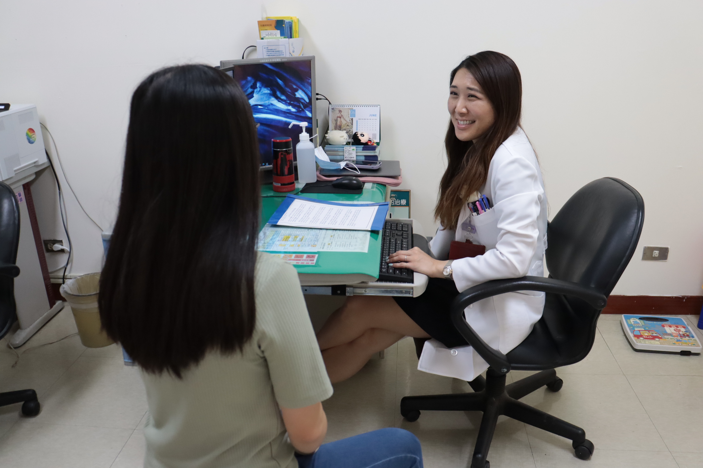 ▲遭丈夫及閨蜜背叛,婦人到衛福部彰化醫院婦女身心特診就醫,精神科醫師李青樺協助心理治療。(示意圖 記者張溎壕攝)