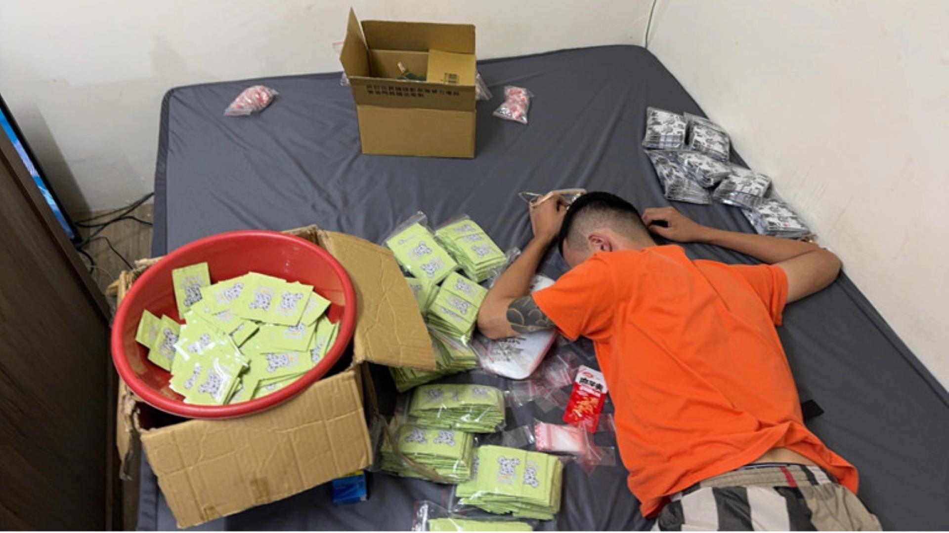▲員林警分局查獲毒品分裝場,查扣市價逾百萬元的毒咖啡包和膠囊,警方破門進入,犯嫌當場被制伏趴在地。(員林警分局提供)