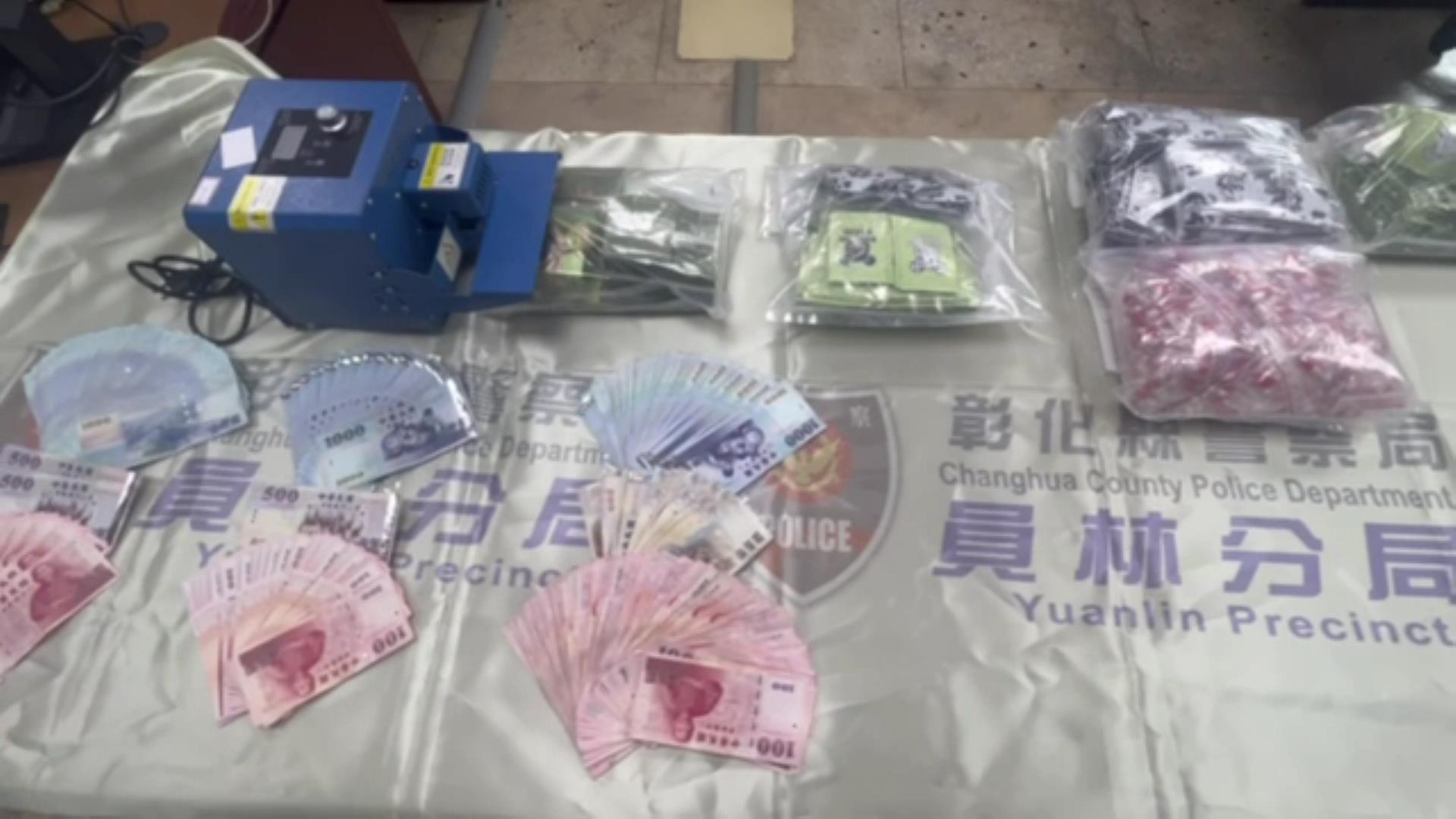 ▲員林警分局查獲毒品分裝場，查扣市價逾百萬元的毒咖啡包和膠囊，警方破門進入，犯嫌當場被制伏趴在地。（員林警分局提供）
