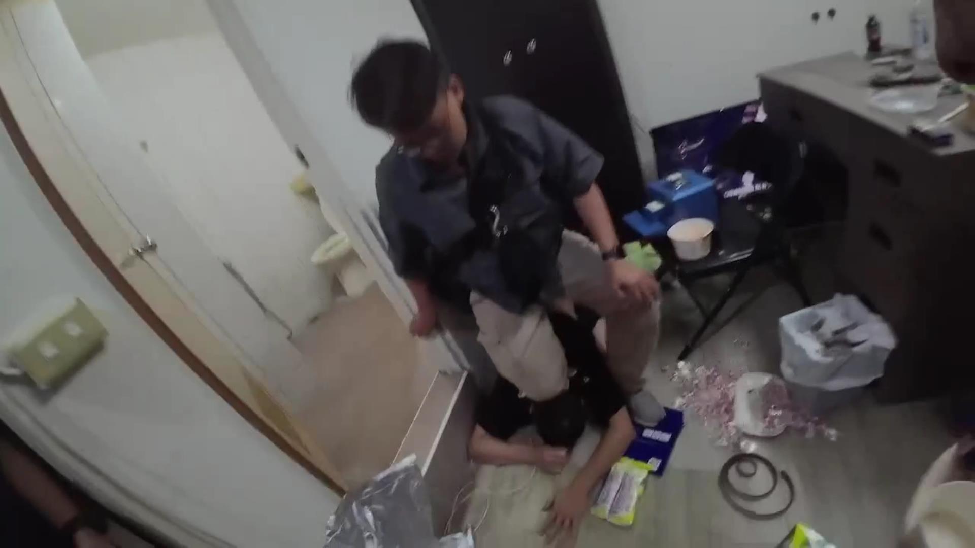 ▲員林警分局查獲毒品分裝場，查扣市價逾百萬元的毒咖啡包和膠囊，警方破門進入，犯嫌當場被制伏趴在地。（員林警分局提供）