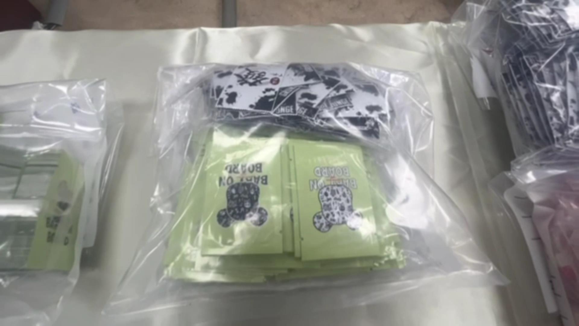 ▲員林警分局查獲毒品分裝場，查扣市價逾百萬元的毒咖啡包和膠囊，警方破門進入，犯嫌當場被制伏趴在地。（員林警分局提供）