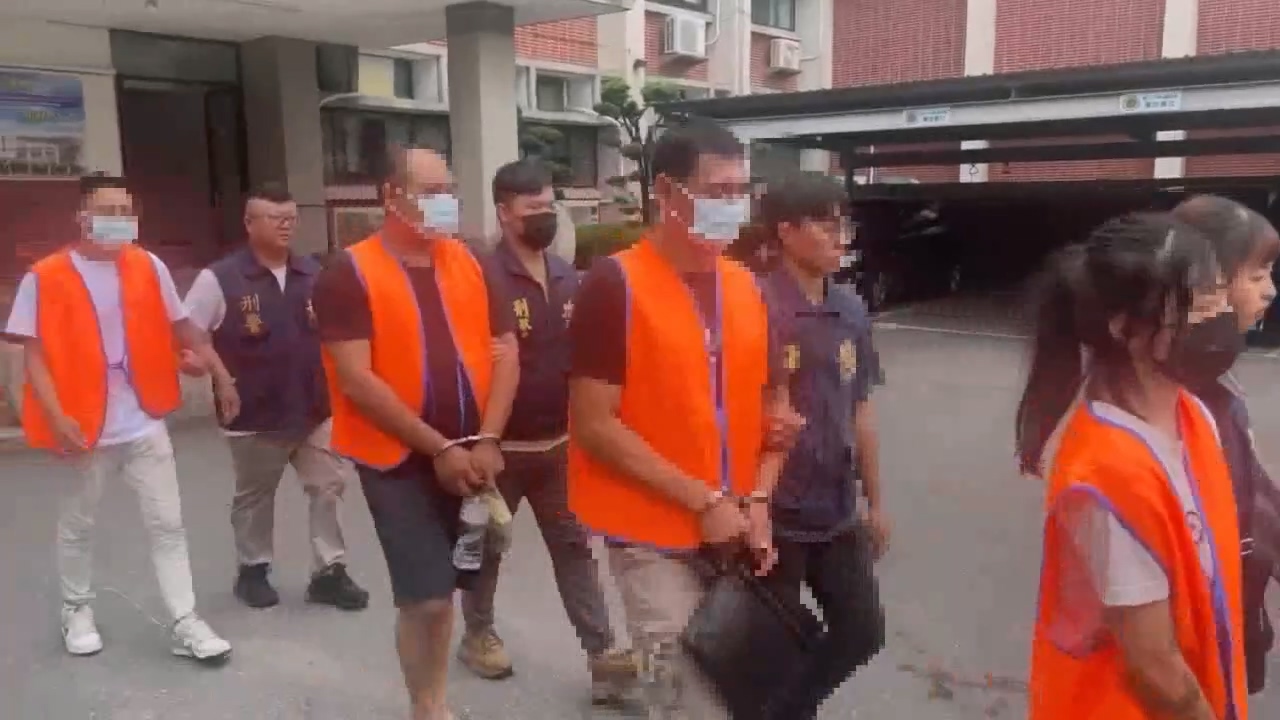 ▲員林警分局查獲毒品分裝場，查扣市價逾百萬元的毒咖啡包和膠囊，警方破門進入，犯嫌當場被制伏趴在地。（員林警分局提供）
