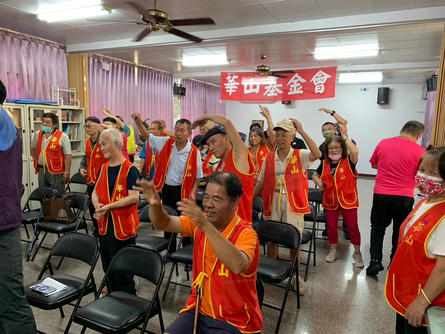 ▲華山基金會伸港天使站舉辦「建站11週年感恩茶會」，活動由台大幼兒園的小朋友們帶來精彩的韻律操開場，活動中也進行果實DIY創意嘟嘟魚手作。（記者張溎壕攝）