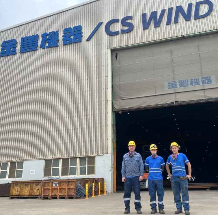 ▲金豐機器肯定中彰投分署結訓學員的工作表現，圖為小槐與同樣錄取的學員於公司大門合影。（中彰投分署提供）