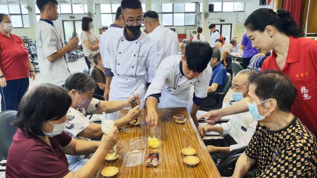 ▲為推動「青銀共融」服務學習活動,達德商工餐飲科30餘位同學,近日在林譽軒老師帶領下到彰化榮家與長輩互動。(彰化榮譽國民之家提供)