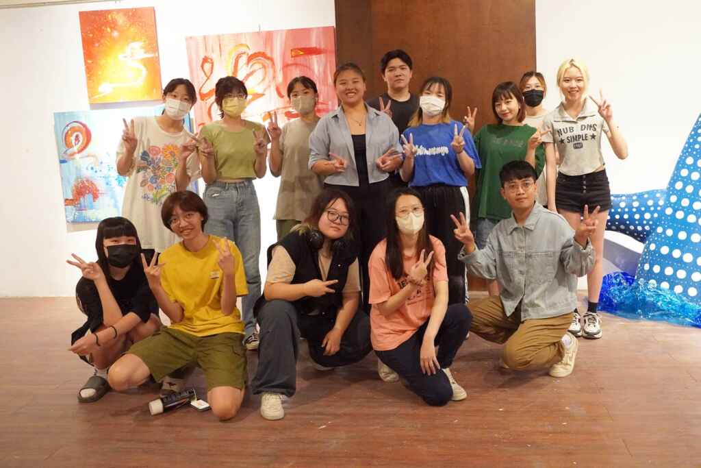 ▲大葉大學造藝系大四生歡迎大家來看畢展。(大葉大學提供)