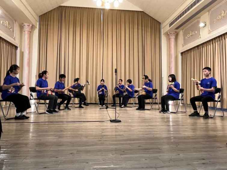 ▲團員肩負推廣南北管音樂藝術，參加南管春、秋二季孟府郎君祭典暨整絃大會，並配合彰化縣文化局安排參與各地社教活動、校園示範、講座、藝文演出等相關活動。 （彰化縣文化局提供）
