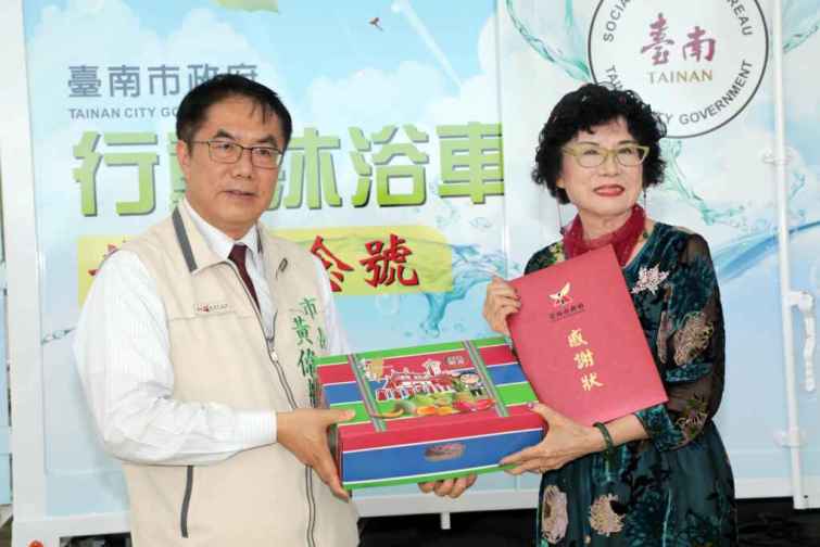 ▲臺南市民許黃彩好女士捐贈1台行動沐浴車予臺南市政府，用實際行動關懷臺南街友（臺南市政府提供）