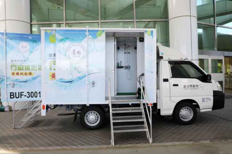 ▲沐浴車服務讓街友無論冬夏都可以洗個舒服的澡，對自身的健康與公共衛生都有所幫助。（臺南市政府提供）