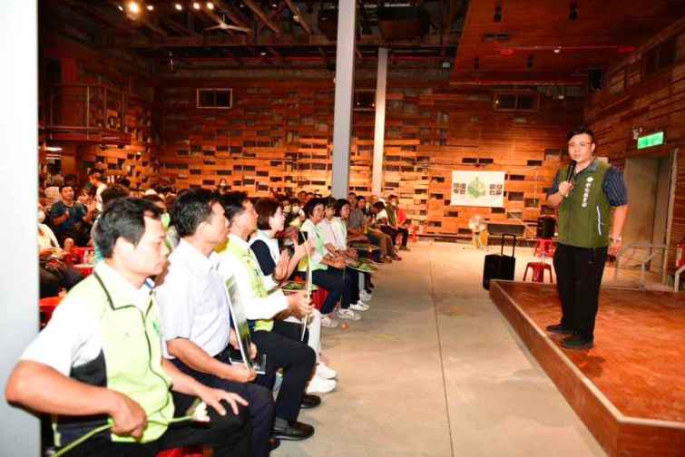 ▲民進黨彰化縣黨部主委楊富鈞說，彰化縣黨部下鄉宣講行動，目的是要讓彰化鄉親面對面理性討論，釐清法案內容，民進黨會持續推動開放、陽光、人人皆可監督立院的國會改革。（記者林明佑翻攝）