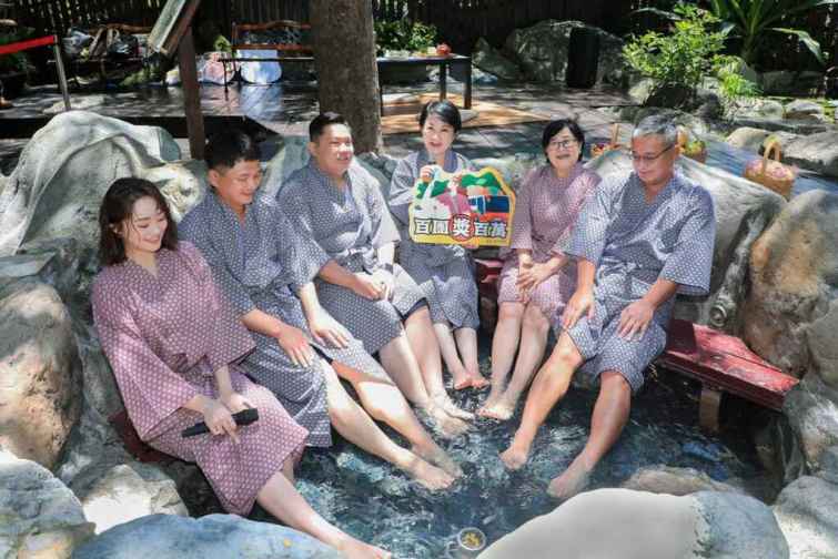 ▲泡湯不用出國！台中市政府今、明兩日啟動和平專案，市長盧秀燕為吸客回流造訪谷關，著日式浴衣與知名藝人張文綺同框亮相，賣力推廣溫泉行銷。（記者張玉泰攝）