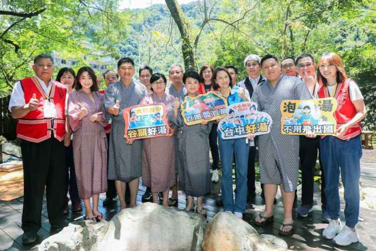 ▲泡湯不用出國！台中市政府今、明兩日啟動和平專案，市長盧秀燕為吸客回流造訪谷關，著日式浴衣與知名藝人張文綺同框亮相，賣力推廣溫泉行銷。（記者張玉泰攝）