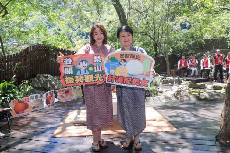 ▲盧秀燕行銷谷關溫泉拚了，偕藝人張文綺穿浴衣驚豔登場。（記者張學宜翻攝）