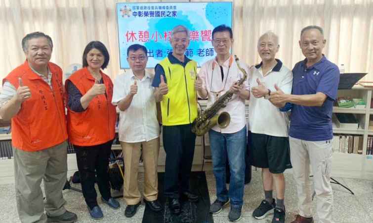 ▲中彰榮家主任呂德義表示，端節過後，正是炎炎夏日的開始，住民長輩心情容易浮躁，音樂也是一帖淨化安撫人心的良藥，透過音樂的傳遞，帶給長輩心情的沉澱與安靜。（中彰榮譽國民之家提供）