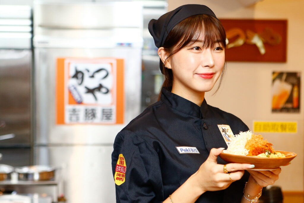 台灣吉豚屋為日本第一的日式豬排連鎖餐廳,同時名列十大駐台日式連鎖餐廳,吉豚屋6月19日,特別邀請啦啦隊女神安芝儇重返高中打工人生,現身豬排店親自為顧客上菜_