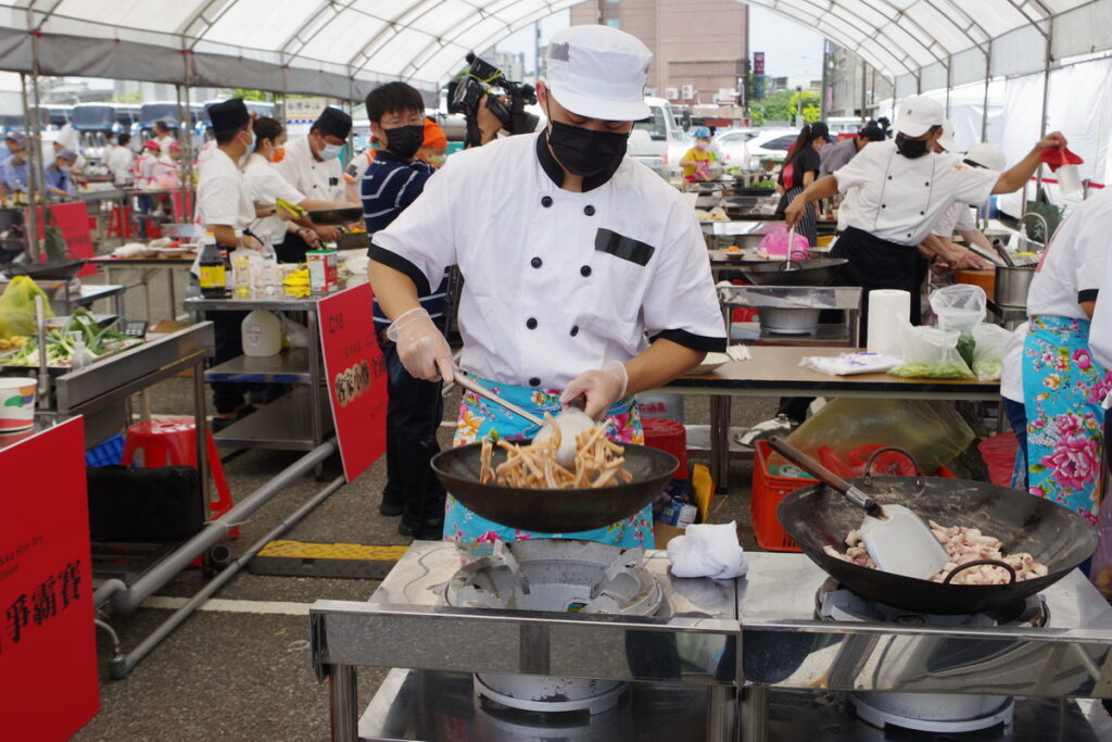 參賽者全神貫注投入烹調客家小炒